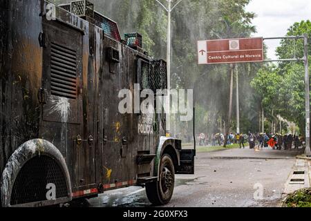 Medellin, Antioquia, Kolumbien. Juni 2021. Die kolumbianische Bereitschaftspolizei hat während der Zusammenstöße mit Demonstranten einen Lastwagen gepanzert, als in der fünften Woche gegen die Gesundheits- und Steuerreform von Präsident Ivan Duque protestierte und am 2. Juni 2021 in Medellin, Kolumbien, Polizeimissbrauch in Behördenfällen stattfand. Quelle: Miyer Juana/LongVisual/ZUMA Wire/Alamy Live News Stockfoto