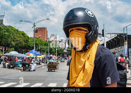 Medellin, Antioquia, Kolumbien. Juni 2021. Mitglieder der Front, die ihre Gesichter verdeckt, posieren für Fotos, während regierungsfeindliche Proteste in der fünften Woche gegen die Gesundheits- und Steuerreform von Präsident Ivan Duque und Polizeimissbrauch von Behördenfällen in Medellin, Kolumbien, am 2. Juni 2021 ansteigen. Quelle: Miyer Juana/LongVisual/ZUMA Wire/Alamy Live News Stockfoto