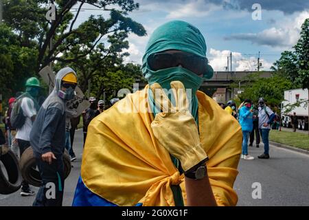 Medellin, Antioquia, Kolumbien. Juni 2021. Mitglieder der Front, die ihre Gesichter verdeckt, posieren für Fotos, während regierungsfeindliche Proteste in der fünften Woche gegen die Gesundheits- und Steuerreform von Präsident Ivan Duque und Polizeimissbrauch von Behördenfällen in Medellin, Kolumbien, am 2. Juni 2021 ansteigen. Quelle: Miyer Juana/LongVisual/ZUMA Wire/Alamy Live News Stockfoto