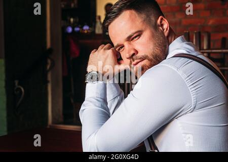 Porträt eines jungen Geschäftsmannes, selbstbewusst Stockfoto