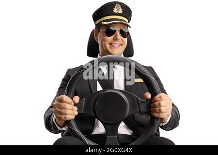 Junger Chauffeur, der ein Auto mit einer Sonnenbrille auf weißem Hintergrund fährt Stockfoto