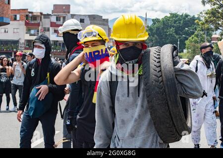 2. Juni 2021, Medellin, Antioquia, Kolumbien: Mitglieder der Front tragen Reifen für eine Barrikade, während regierungsfeindliche Proteste in der fünften Woche gegen die Gesundheits- und Steuerreform der Regierung von Präsident Ivan Duque und Polizeimissbrauch von Behördenfällen am 2. Juni 2021 in Medellin, Kolumbien, ansteigen. (Bild: © Miyer Juana/LongVisual über ZUMA Wire) Stockfoto