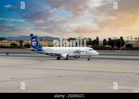 Alaskan Airlines Airbus 320-214 rollt am Flughafen San Diego in Südkalifornien Stockfoto