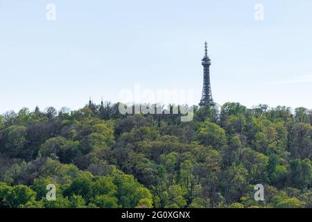 Aufnahme des Petrin-Hügels und des Petrin-Turms von der Prager Burg Stockfoto