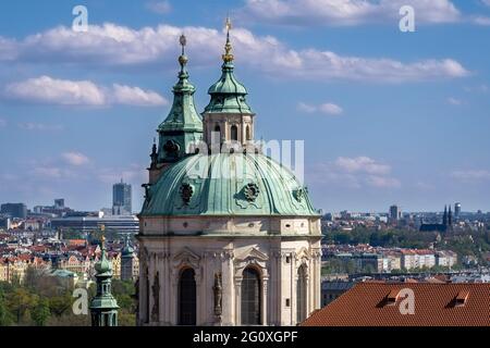 Prager Stadtbild - aufgenommen von der Prager Burg mit den Türmen der Nikolaikirche Stockfoto