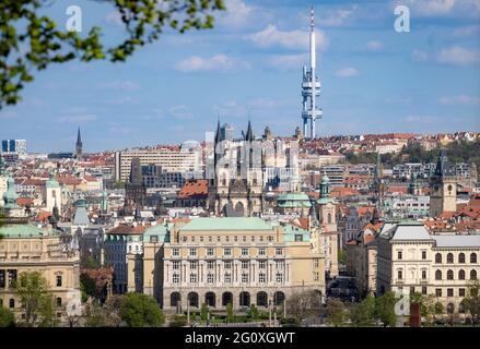 Prager Stadtbild - aufgenommen von der Prager Burg mit Blick auf die Karlsuniversität, die Altstadt und den Zizkov-Turm im Hintergrund Stockfoto
