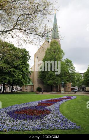 Park der Menschenrechte, im Hintergrund die Neustädter Marienkirche aus dem 13. Jahrhundert, Bielefeld, Nordrhein-Westfalen, Deutschland Stockfoto