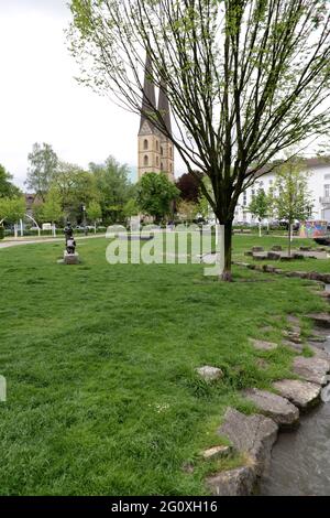 Park der Menschenrechte, im Hintergrund die Neustädter Marienkirche aus dem 13. Jahrhundert, Bielefeld, Nordrhein-Westfalen, Deutschland Stockfoto