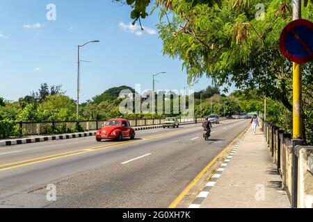 Verkehr in der Almendares River, Havanna, Kuba Stockfoto