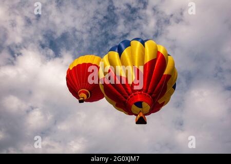 Ein Paar Heißluftballons schwebt über Indianola, Iowa. Stockfoto