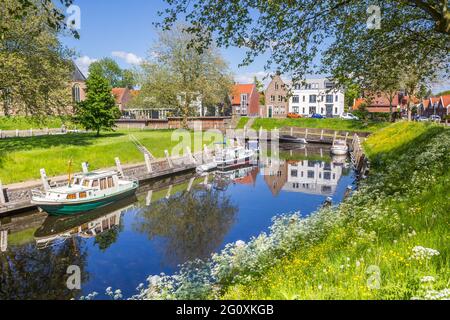 Boote und Blumen im Innenhafen von Vollenhove, Niederlande Stockfoto