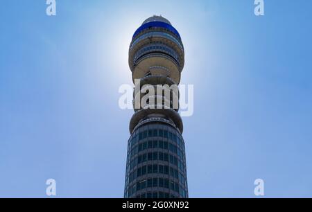 Blick auf den BT Tower in Fitzrovia an einem sonnigen Tag in London Stockfoto