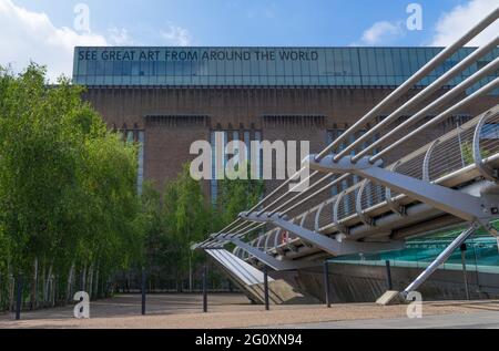 Tate Modern Art Gallery entlang des Südufers der Themse mit der Millennium Bridge, die zur Vorderseite des Gebäudes führt. London Stockfoto