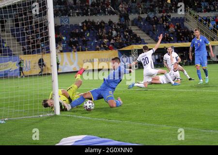 DNIPRO, UKRAINE - 03. JUNI 2021 - Spieler der Nationalmannschaften der Ukraine Artem Biesieddin und Torwart der Nationalmannschaft von Nordirland Bailey Peacock-Farrell (vorne, R bis L) Werden während des Freundschaftsspiels, das mit einem Heimsieg 1:0 auf dem Feld des Dnipro-Arena Stadions, Dnipro, Ostukraine endete, in Aktion gesehen.Kredit: Ukrinform/Alamy Live News Stockfoto