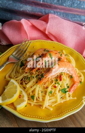 Italienische ganze Kopf-auf Garnelen mit Linguine Gamberoni Aglio e Olio Stockfoto