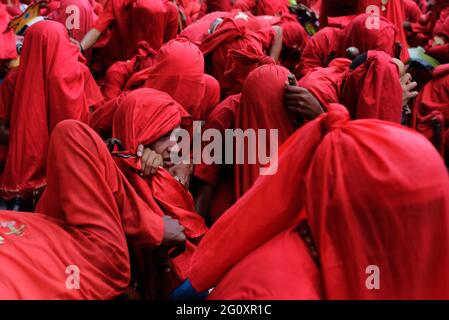 Yare, Venezuela. Juni 2021. Junge Männer und Jugendliche nehmen verkleidet am traditionellen Volksfest „Los Diablos Danzantes“ (die tanzenden Teufel) Teil. Kredit: Jesus Vargas/dpa/Alamy Live Nachrichten Stockfoto