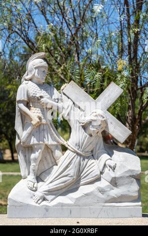 Santa Inez, CA, USA - 3. April 2009: Seminar in San Lorenzo. Station of the Cross Nummer 3 weiße Marmorstatue. Jesus fällt zum ersten Mal. Unter blauem Himmel w Stockfoto