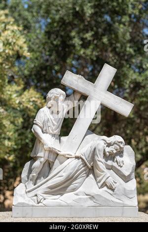 Santa Inez, CA, USA - 3. April 2009: Seminar in San Lorenzo. Station of the Cross Nummer 7 weiße Marmorstatue. Jesus fällt zum zweiten Mal. Unter blauem Himmel Stockfoto