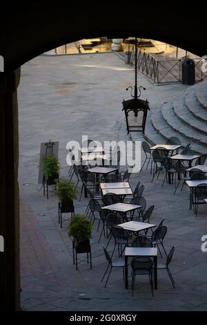 Leere Tische eines Restaurants auf dem Hauptplatz des historischen Zentrums, im Morgengrauen Stockfoto