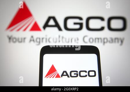 Ukraine. Juni 2021. In dieser Abbildung ist ein Logo der AGCO Corporation auf einem Smartphone und ein pc-Bildschirm im Hintergrund zu sehen. (Foto von Pavlo Gonchar/SOPA Images/Sipa USA) Quelle: SIPA USA/Alamy Live News Stockfoto