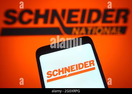 Ukraine. Juni 2021. In dieser Abbildung ist ein Schneider National-Logo auf einem Smartphone und ein pc-Bildschirm im Hintergrund zu sehen. (Foto von Pavlo Gonchar/SOPA Images/Sipa USA) Quelle: SIPA USA/Alamy Live News Stockfoto