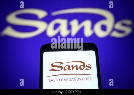 Ukraine. Juni 2021. In dieser Abbildung ist ein Logo der Las Vegas Sands Corporation auf einem Smartphone und einem pc-Bildschirm im Hintergrund zu sehen. (Foto von Pavlo Gonchar/SOPA Images/Sipa USA) Quelle: SIPA USA/Alamy Live News Stockfoto