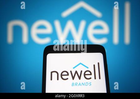 Ukraine. Juni 2021. In dieser Abbildung ist ein Newell Brands Logo auf einem Smartphone und ein pc-Bildschirm im Hintergrund zu sehen. (Foto von Pavlo Gonchar/SOPA Images/Sipa USA) Quelle: SIPA USA/Alamy Live News Stockfoto