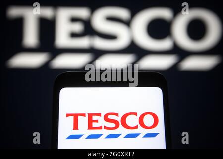 Ukraine. Juni 2021. In dieser Abbildung ist ein Tesco-Logo auf einem Smartphone und ein pc-Bildschirm im Hintergrund zu sehen. (Foto von Pavlo Gonchar/SOPA Images/Sipa USA) Quelle: SIPA USA/Alamy Live News Stockfoto