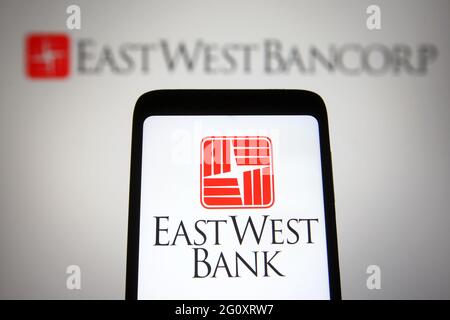 Ukraine. Juni 2021. In dieser Abbildung ist das Logo der East West Bank auf einem Smartphone und einem pc-Bildschirm im Hintergrund zu sehen. Kredit: Pavlo Gonchar/SOPA Images/ZUMA Wire/Alamy Live Nachrichten Stockfoto