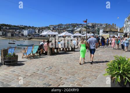 Restaurants am Hafen im hübschen St Ives, in Cornwall, SW England, Großbritannien Stockfoto