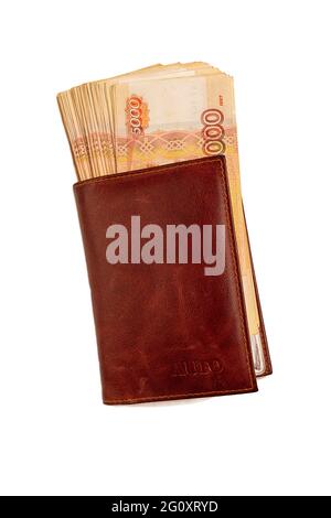 In einer Brieftasche ist ein Rubel aus Russland versteckt. Bargeld tragen. Kauf und Verkauf eines Autos. Stockfoto