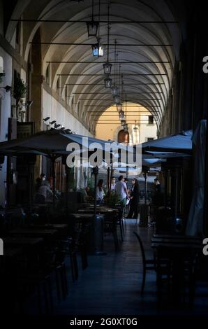 Logge Vasari im Renaissance-Stil mit Restauranttischen und Regenschirmen Stockfoto