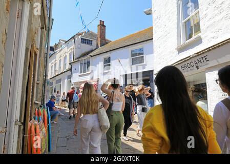 Einkaufen im hübschen St Ives, in Cornwall, Großbritannien Stockfoto