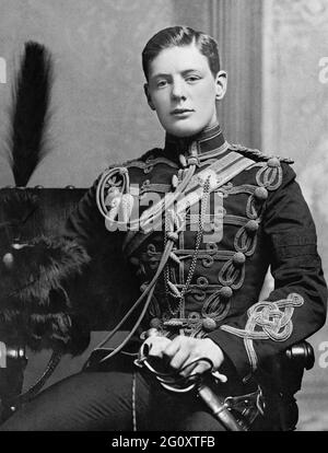 Ein Porträt des 2. Leutnants Winston Churchill im Alter von 21 Jahren (Foto von 1895) in der Uniform der Hussaren der 4. Königin Stockfoto