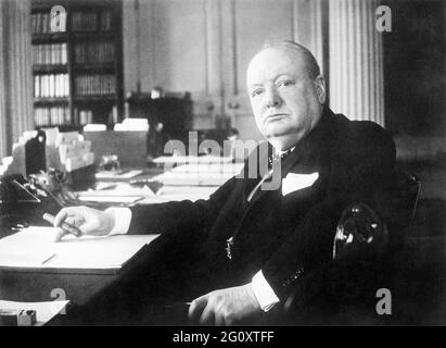 Ein Porträt von Winston Churchill, als Premierminister an seinem Schreibtisch in den Kabinettsälen in der Downing Street 10 saß Stockfoto