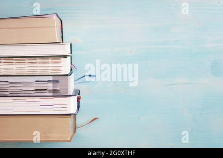 Rand des Bücherstapels auf blauem Holzhintergrund mit Kopierplatz Stockfoto