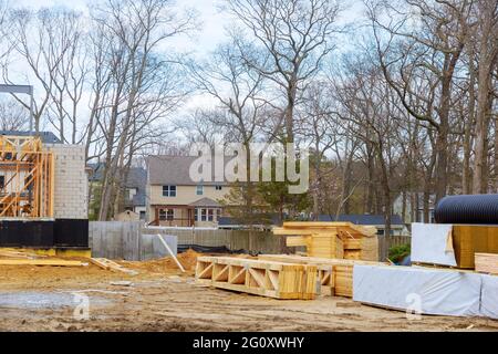 Ansicht von auf Stapler Holzwerkstoffplatten und Balken für neues Haus auf im Bau Stockfoto