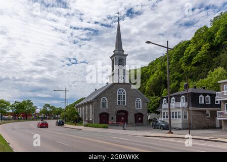 Katholische Kirche Notre-Dame-de-la-Garde im Bezirk Cap-Blanc Sillery mit im Vordergrund dem champlain Boulevard und im Hintergrund dem Hafen. Stockfoto