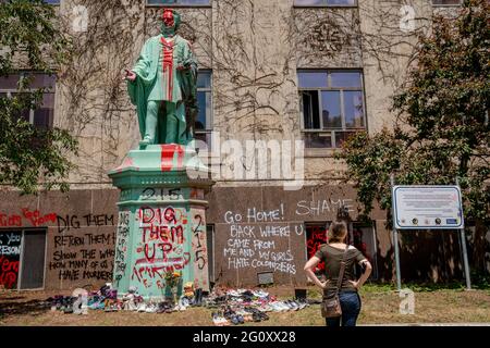 Die Statue von Egerton Ryerson auf dem Campus der Ryerson University wurde mit roter Farbe übergossen, 215 Schuhe wurden um die Statue gelegt, was auf die Entdeckung hinweist Stockfoto