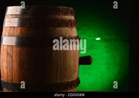 Altes Holzfass isoliert auf grünem Gradienten Hintergrund Stockfoto