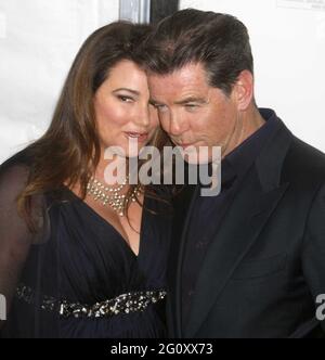 Pierce Brosnan Ehefrau Keely Shave Smith 2010 Foto von John Barrett/PHOTOlink Stockfoto