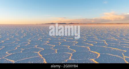 Uyuni Salz flach Wüste Sonnenuntergang Panorama, Bolivien. Stockfoto