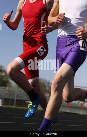 Zwei Leichtathleten laufen nebeneinander, während sie in einem Distanzereignis laufen. Stockfoto