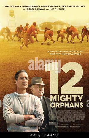 VERÖFFENTLICHUNG: 11. Juni 2021 TITEL: 12 Mighty Orphans STUDIO: Sony Picters Classics REGIE: Ty Roberts PLOT: Von seiner geheimnisvollen Vergangenheit heimgesucht, führt ein engagierter Fußballtrainer einer Schule ein abgemacktes Team von Waisenkindern während der Großen Depression zur Staatsmeisterschaft und inspiriert eine zerbrochene Nation auf dem Weg. MIT Luke WILSON, MARTIN SCHIMMERT die Posterkunst. (Bild: © Sony Picics Classics/Entertainment Picics) Stockfoto