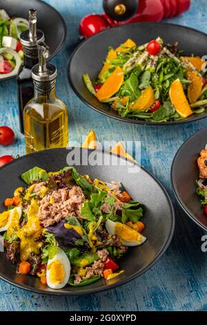 Vier verschiedene Salatsorten werden frisch auf dem Blue Stone-Tisch serviert Stockfoto