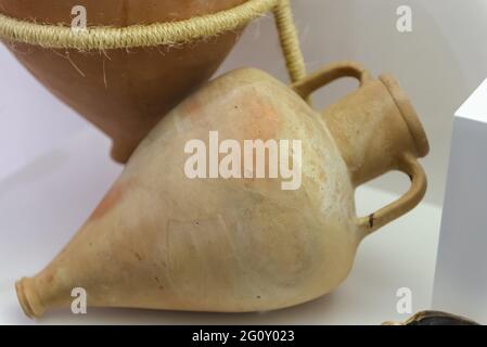 Uralte Weingefäße. Griechische Tongläser aus nächster Nähe. Amphoren zur Lagerung aller Arten von Produkten. Stockfoto