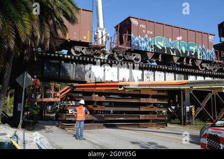 Melbourne. Brevard County. Florida. USA. 3. Juni 2021. Eine Eisenbahnbrücke der Innenstadt von Florida an der Ostküste (FEC) über Crane Creek muss dringend repariert werden, nachdem ein Betonpumpenwagen auf den alten Eisensteg gefahren ist. Die alte Brücke wird durch eine neue moderne Struktur östlich der beschädigten Brücke ersetzt, die jedoch erst 2022 fertiggestellt wird. FEC wurde auf einem alten 50-Zoll-Abschnitt der Brücke zum Standort transportiert, um den beschädigten Abschnitt zu ersetzen. Kredit: Julian Leek/Alamy Live Nachrichten Stockfoto