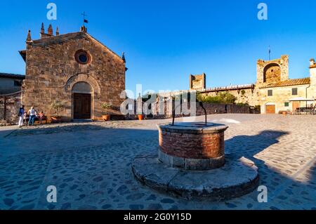 kirche Santa Maria assunta auf dem römischen Platz in Monteriggioni, Italien Stockfoto