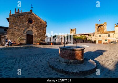 kirche Santa Maria assunta auf dem römischen Platz in Monteriggioni, Italien Stockfoto