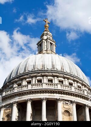 Nahaufnahme der Kuppel der St. Paul's Cathedral, dem Sitz des Bischofs von London Stockfoto